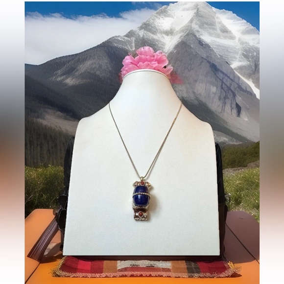 vintage and hand carved traditional ethnic Tibetan pendant with lapis stone 14gr - Picture 8 of 11